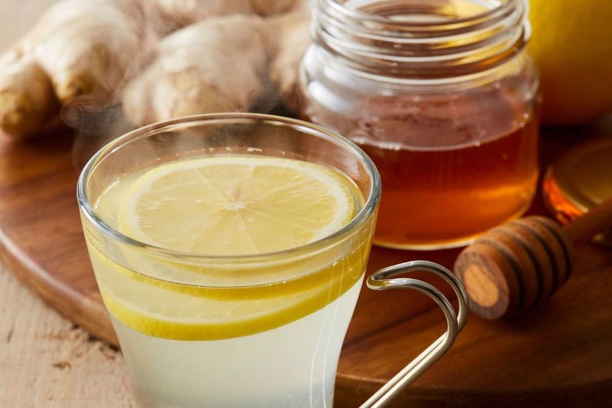 Lemon dan madu dapat ditambahkan pada minuman jahe untuk meredakan batuk.