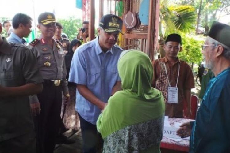 Gubernur Jawa Tengah Ganjar Pranowo menyalami warga yang baru saja menggunakan hak pilihnya di Pilkada Kabupaten Brebes di TPS 14, RW 12, Kauman, Kelurahan Brebes, Brebes, Rabu (15/2/2017).
