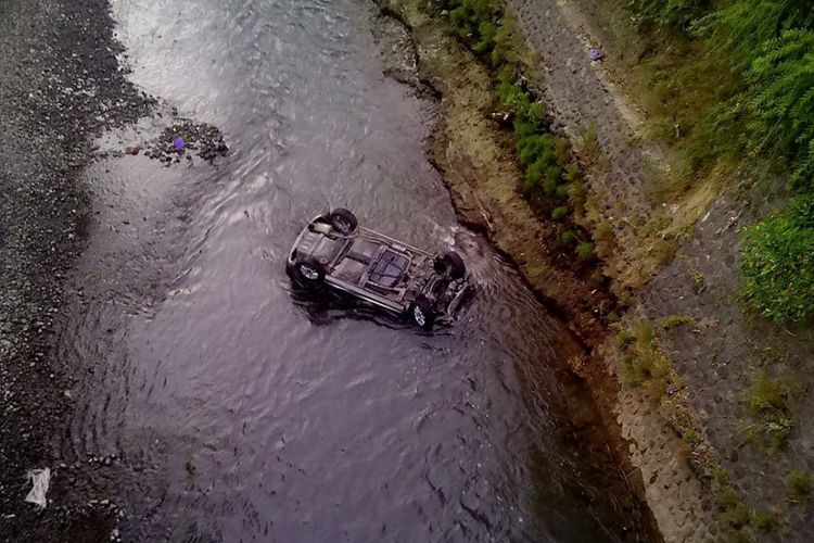 Inilah kondisi mobil honda Jazz yang terjun jatuh di dasar Sungai Pulosari, Desa Pulosari, Kecamatan Jambon, Kabupaten Ponorogo, Selasa ( 23/5/2017). 