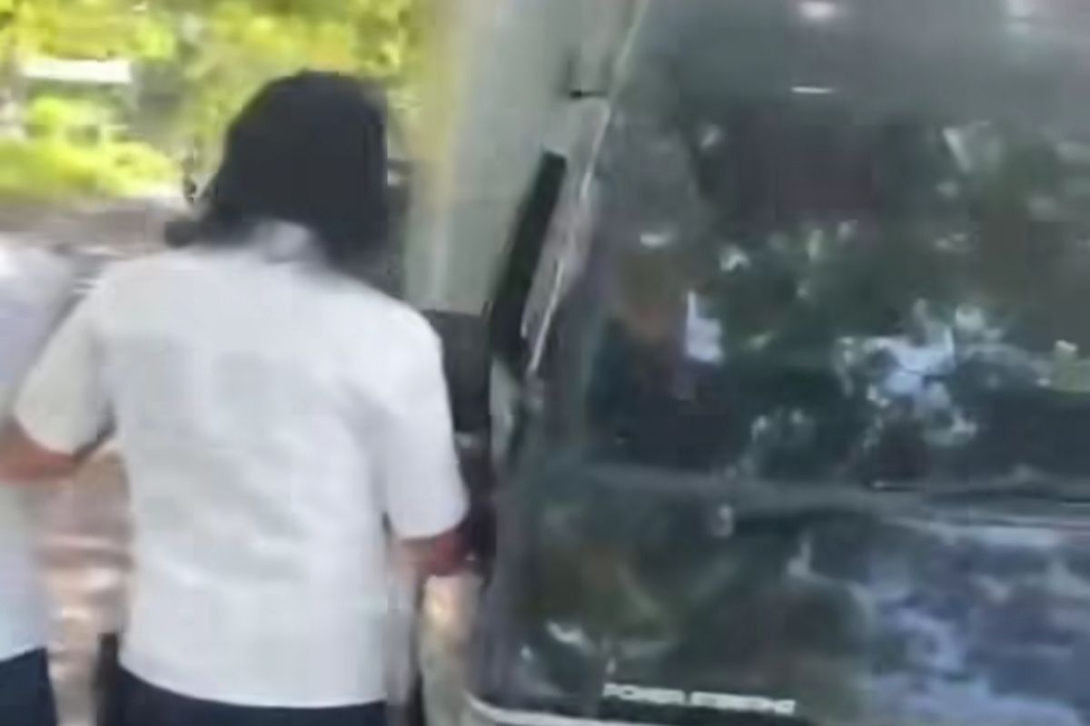 Pria berambut gondrong diduga lakukan intervensi saat petugas bea cukai Madura melakukan penindakan sebuah mobil yang diduga membawa rokok ilegal, Rabu (7/5/2025). 