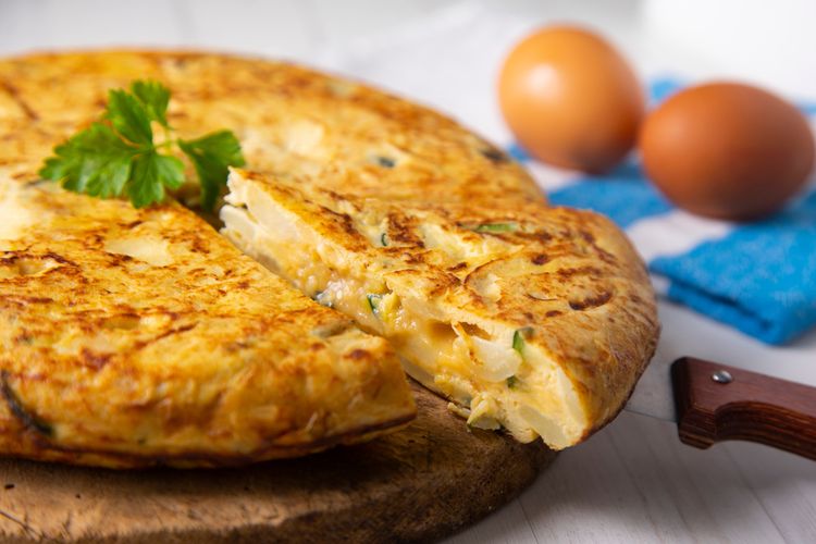 Ilustrasi omelet telur, jagung, dan nasi. Omelet telur ini cocok untuk bekal sekolah anak.