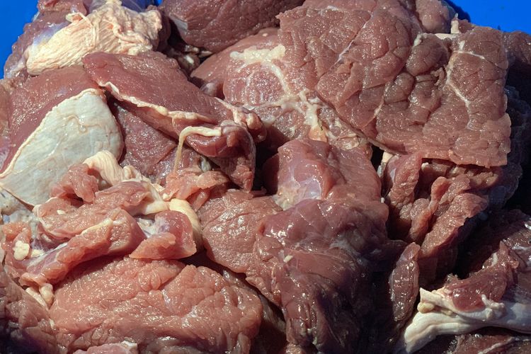 Ilustrasi daging kurban. Daging sapi kurban. Daging sapi dan kambing tetap aman dikonsumsi saat Idul Adha asalkan porsinya tidak berlebihan.