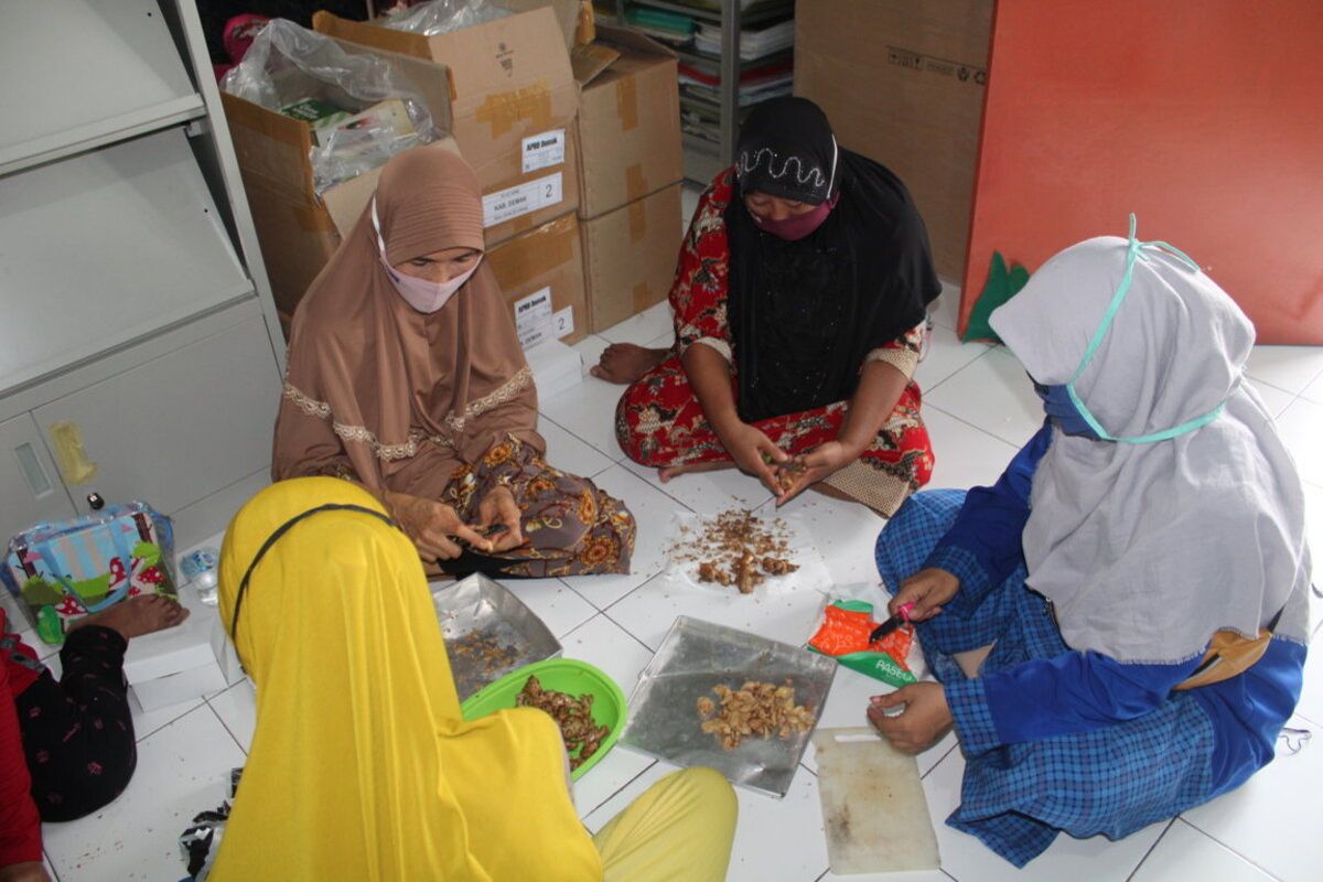 Ibu-ibu PKK bersama warga belajar saat proses pembuatan sirup jahe dalam pelatihan life skill yang digelar PKBM Mukti Utama Desa Karangsari Kecamatan Karangtengah Kabupaten Demak Jateng, Sabtu (21/11/2020)