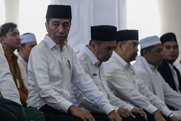 Presiden Joko Widodo (kiri) melaksanakan sholat minta hujan (Istisqa) di Masjid Amrullah kompleks Lanud Roesmin Nurjadin Pekanbaru, Riau, Selasa (17/9/2019). Usai melaksanakan sholat Istisqa, Presiden Jokowi meninjau penanganan kebakaran lahan di Provinsi Riau. ANTARA FOTO/Akhbari/RM/aww.