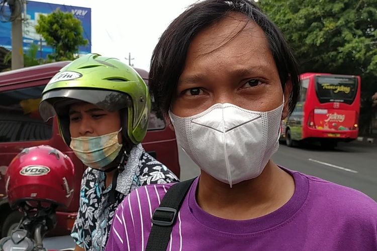 Sugeng saat menunggu antrean minyak goreng di Semarang 