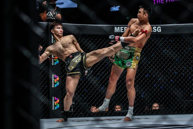 Tawanchai PK.Saenchai bertarung melawan Petchmorakot Petchyindee selama lima ronde hingga akhirnya memenangi laga dengan keputusan bulat dan merebut gelar Juara Dunia ONE Featherweight Muay Thai, Kamis (29/9/2022).