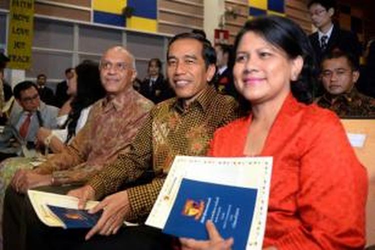 Presiden Joko Widodo atau Jokowi (tengah) dan Ibu Negara Iriana Joko Widodo (tiga kiri) menghadiri acara kelulusan anak bungsunya Kaesang Pangarep dari Program International Baccalaureate di Anglo-Chinese School (International) Singapura, Jumat (21/11/2014).