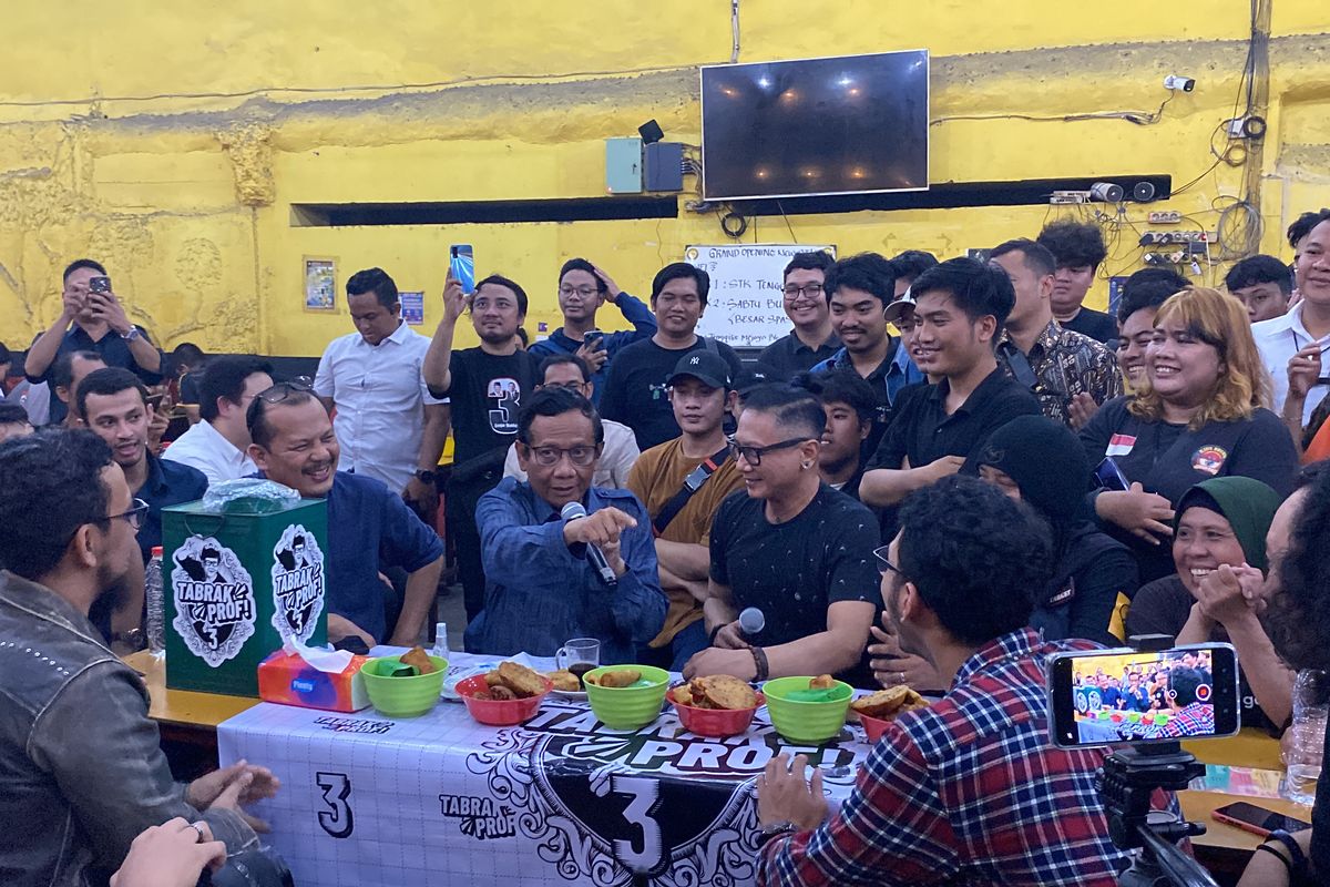 Cawapres nomor urut 3, Mahfud MD di salah satu warung di Surabaya, Rabu (10/1/2024).