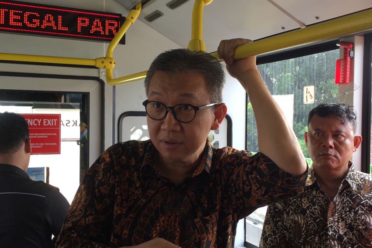 Direktur Utama PT Transjakarta Budi Kaliwono saat memberi penjelasan kepada pewarta yang ikut uji coba bus transjakarta Koridor 13 Tendean-Ciledug pada Minggu (9/7/2017) sore.