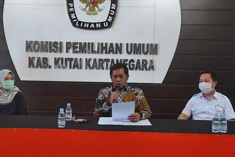 Komisioner KPU Kukar, Nofand Surya Ghafillah didampingi komisioner KPU Kukar lain saat memberi keterangan pers di Tenggarong, Kukar, Kaltim, Selasa (24/11/2020). 
