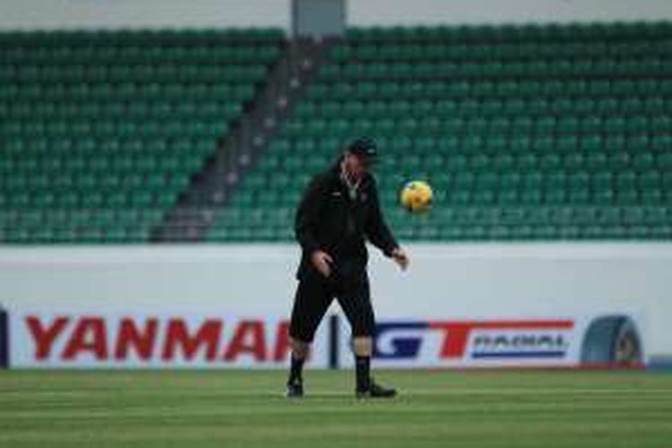 Alfred Riedl memimpin latihan tim nasional Indonesia di Stadion Olahraga Filipina, Bulacan, Filipina, Ju'mat (18/11/2016) sore. 