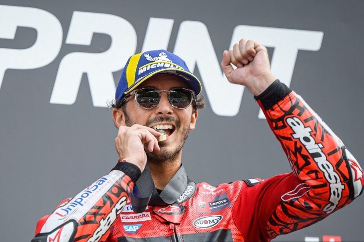 Selebrasi Francesco Bagnaia usai memenangi Sprint Race MotoGP Austria 2024 di Sirkuit Red Bull Ring, 17 Agustus 2024. Terkini, Bagnaia menjadi pemenang balapan utama MotoGP Austria 18 Agustus 2024.  (Photo by Jure Makovec / AFP)