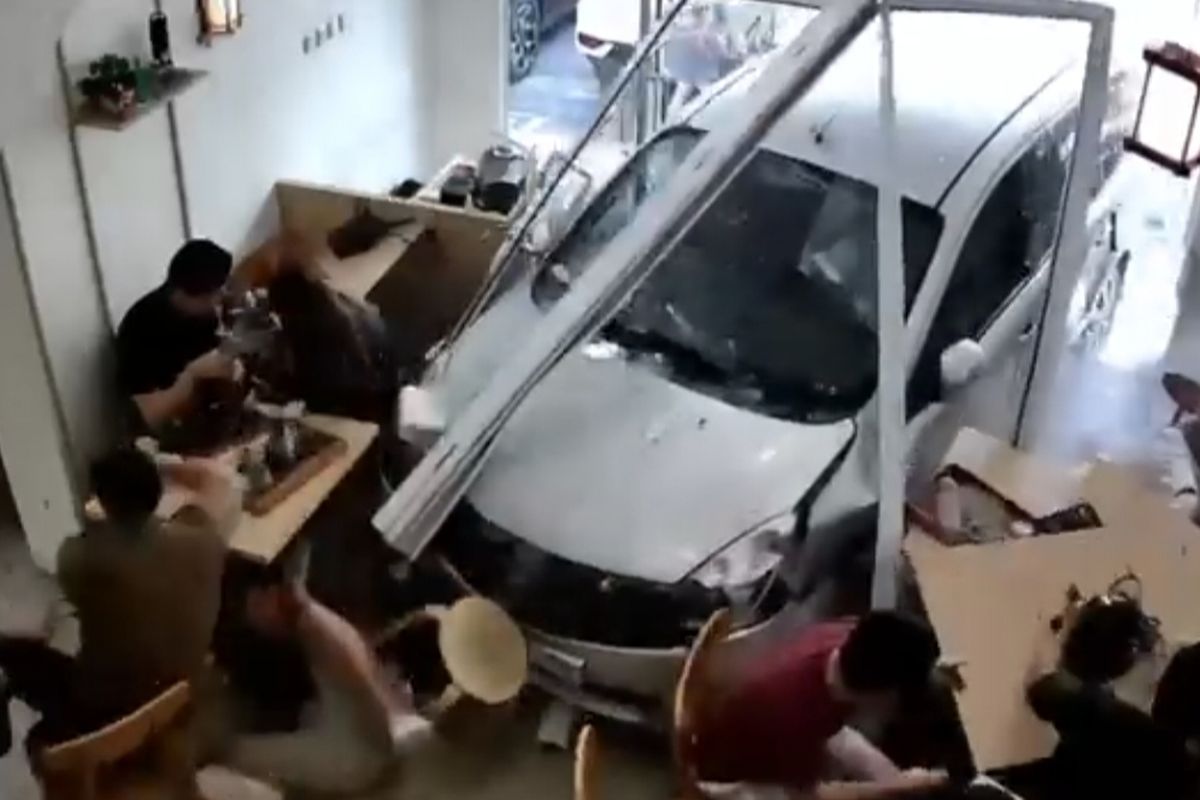 Sebuah minibus menbrak tempat makan dalam bentuk ruko di Gading Serpong, Kabupaten Tangerang, Kamis (19/3/2026).