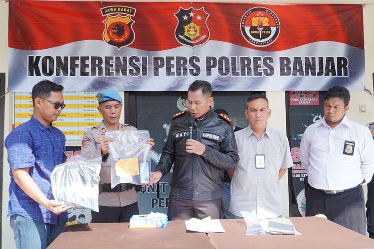 Kapolres Banjar AKBP Bayu Catur Prabowo menunjukkan hape milik para korban yang diambil para pelaku di rest area, saat ekspos kasus di Mapolres, Kamis (1/6/2023)