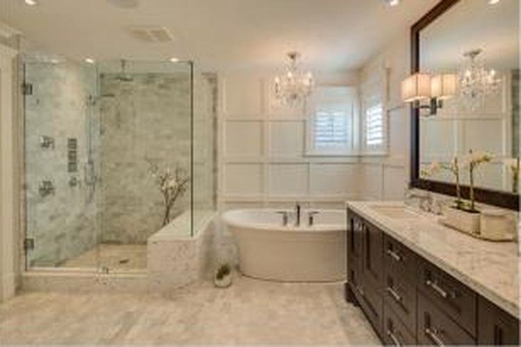 Di area kering kamar mandi, pemilik rumah bisa menempatkan berbagai aksesoris, mulai dari cermin, lilin aromaterapi, dan hairdryer. 