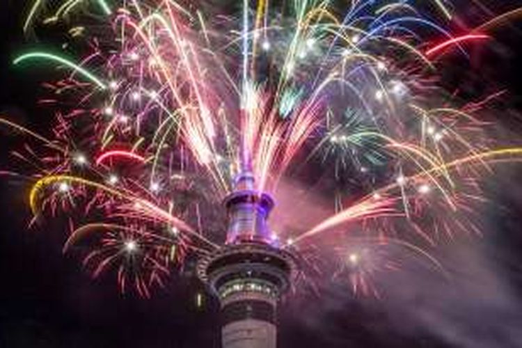 Warna-warni kembang api menerangi Sky Tower, Ayckland, Selandia Baru saat detik-detik pergantian tahun 2016 ke 2017.