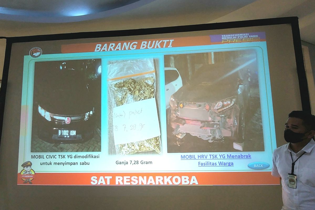 Satres  Narkoba Polres Metro Jakarta Barat menangkap dua pria yang diduga kurir dan pengedar 25 kilogram narkoba jenis sabu yang juga menabrak sejumlah bangunan dan kendaraan di Legok, Banten, pada Selasa (11/1/2022) dini hari. 