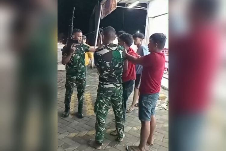 Salah satu pria yang diduga begal diamuk massa dan diselamatkan anggota TNI di bilangan Jalan Urip Sumiharjo, Kecamatan Panakkukang, Kota Makassar, Sulsel, Rabu (14/5/2025).