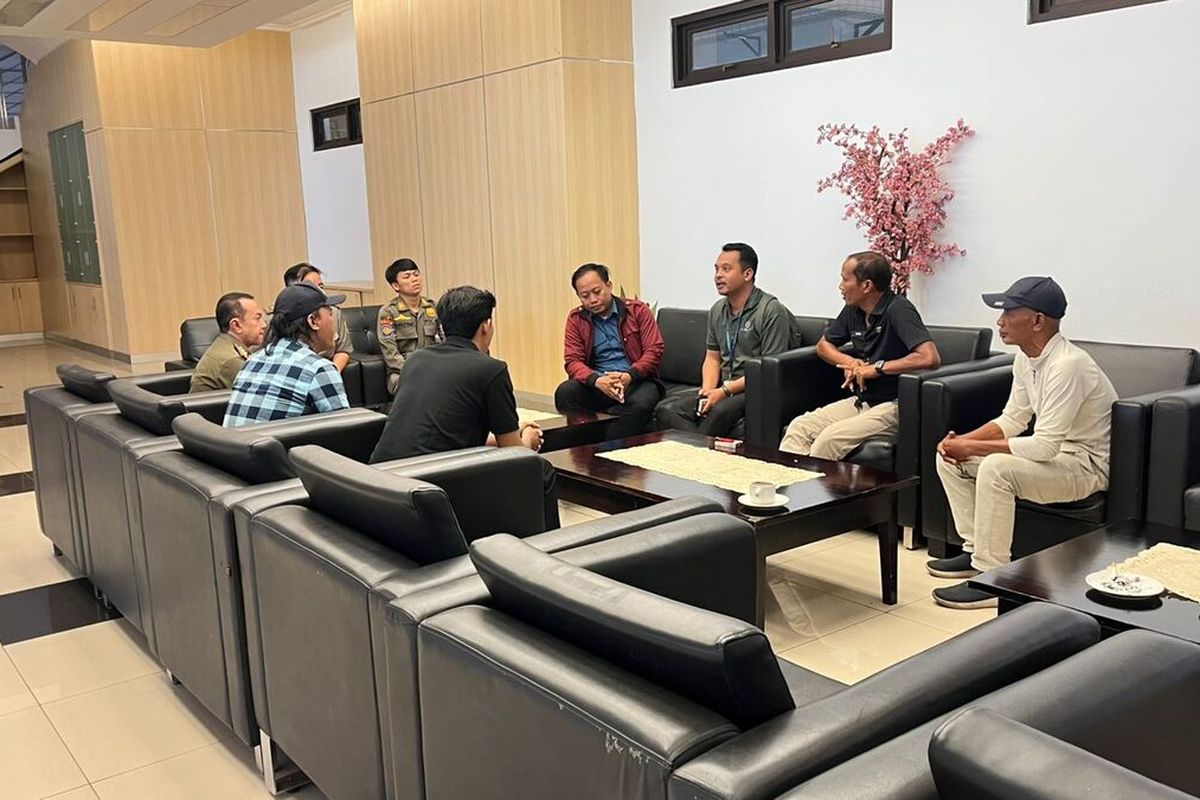 Pemilik akun motovlog atau pembuat video melakukan pertemuan resmi dengan pejabat Pemerintah Kabupaten Bogor di ruang VVIP, Stadion Pakansari, Cibinong, Kabupaten Bogor, Jawa Barat, Selasa (22/7/2025).