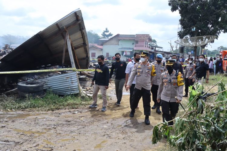 Tampak Kapolres Tebo, AKBP Fitria Mega saat mengunjungi korban kebakaran