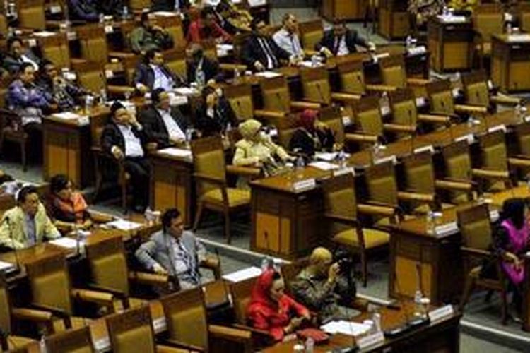 Sejumlah kursi anggota dewan terlihat kosong saat Sidang Paripurna ke 19 di Gedung Nusantara II, Dewan Perwakilan Rakyat di Kompleks Parlemen, Senayan, Jakarta, Selasa (2/4/2013). Sidang paripurna membahas sejumlah agenda antara lain penyerahan hasil pemeriksaan BPK, penetapan gubernur Bank Indonesia 2013-2018, penetapan calon pengganti hakim konstitusi dan laporan penyempurnaan rancangan peraturan DPR tentang peliputan pers.