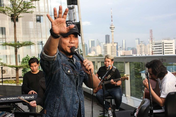 Band Armada tampil di acara Rooftop Gigs di Menara Kompas, Palmerah, Jakarta Pusat, Selasa (25/2/2020). Rizal Armada selaku vokalis band Armada menyanyikan lagu Awas Jatuh Cinta