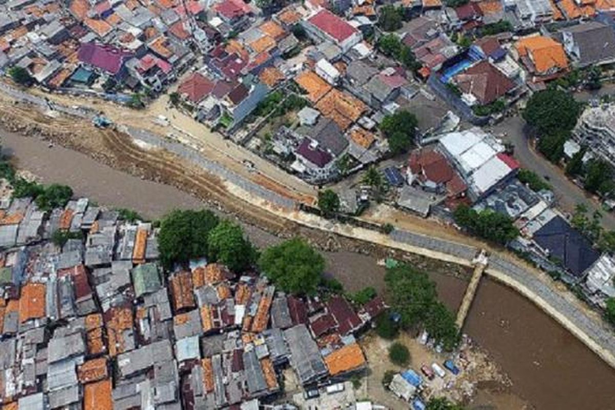 Pemasangan turap dan pembetonan salah satu sisi Sungai Ciliwung di Bidaracina, Jakarta Timur, Rabu (11/11). Sebagian warga masih menempati lahan di pinggiran sungai dan belum dipindahkan. Pemerintah Provinsi DKI Jakarta mengebut proyek revitalisasi sungai untuk menghadapi musim hujan. 