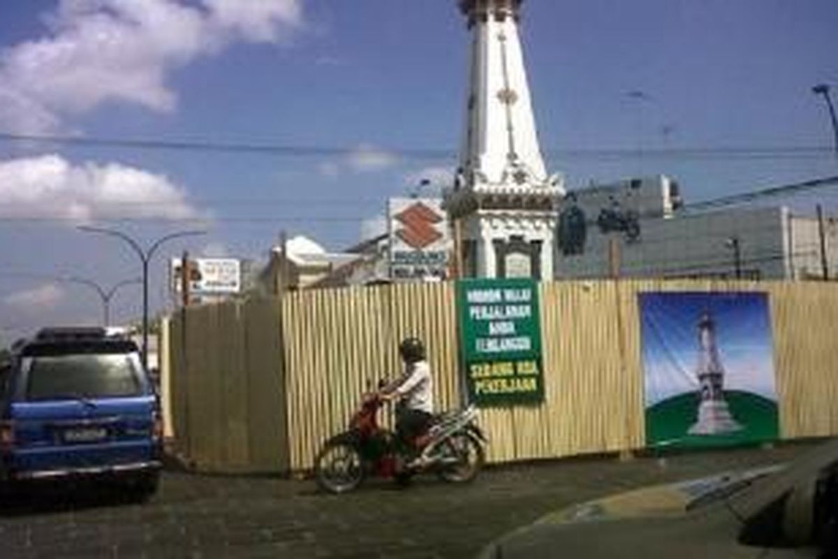 Pagar seng terlihat mengelilingi Tugu Yogya, Yogyakarta, Jumat (31/8/2012).