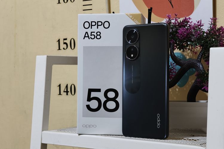 Oppo A58 4G bersama kotak penjualannya. Desain kotak penjualan Oppo A58 4G sendiri kini serupa dengan aneka ponsel Oppo A-Series lainnya, yaitu didominasi dengan warna putih yang memiliki aksen warna coklat muda.

Tepat di aksen warna coklat ini, tertulis angka 58 yang menandakan model ponsel tersebut, yaitu Oppo A58 4G.

