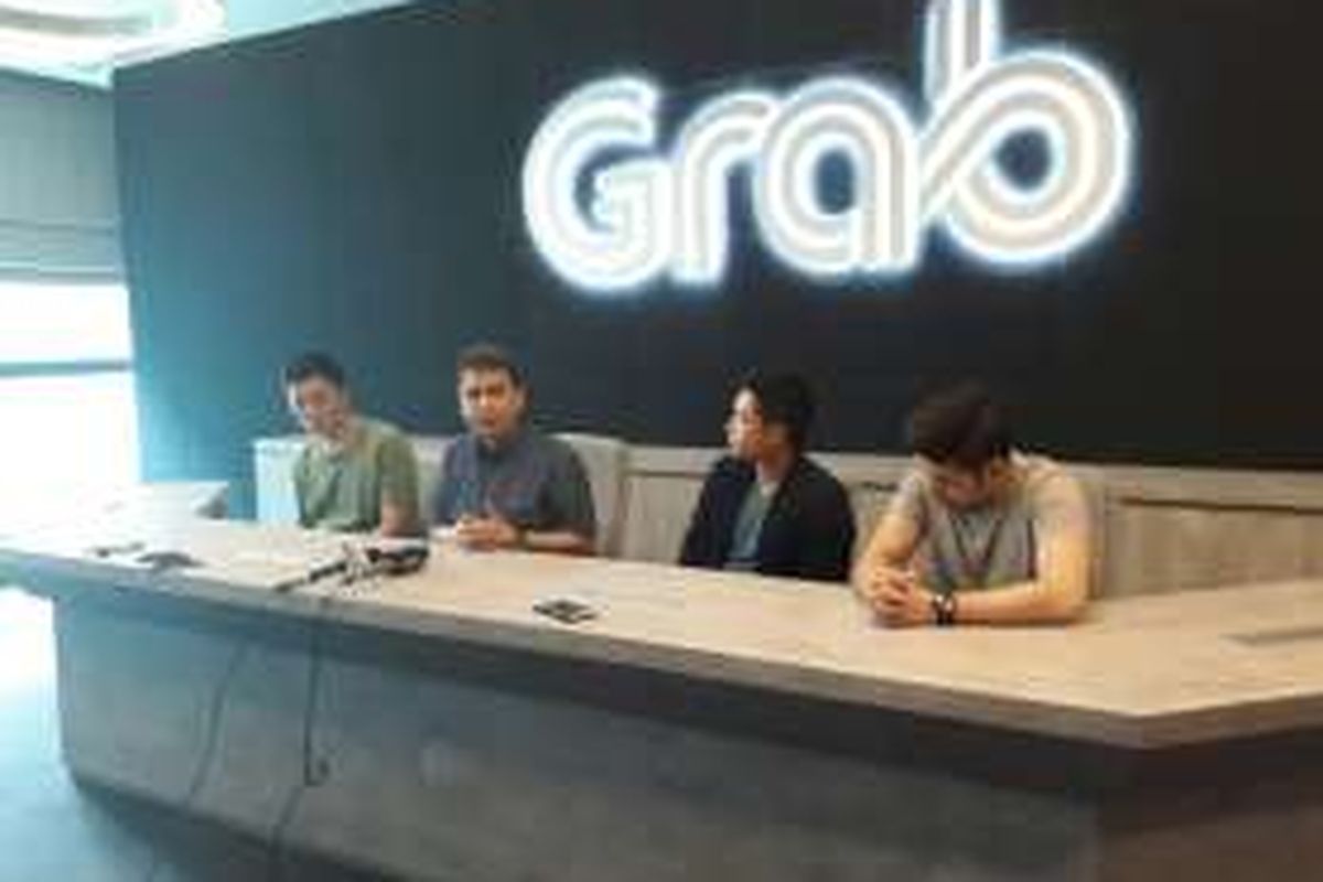 Managing Director Grab Indonesia, Ridzki Kramadibrata (kedua dari kiri foto) dalam jumpa pers terkait demo driver GrabBike hari ini. Kamis (5/1/2017).