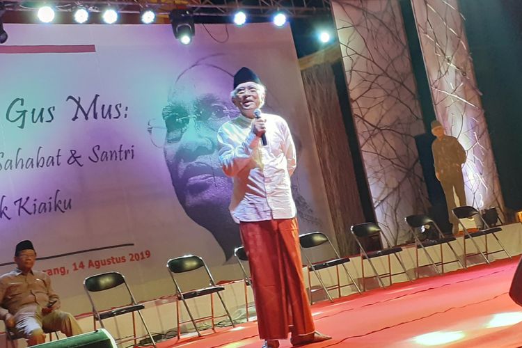 Ulama kharismatik asal Rembang, Jawa Tengah KH Mustofa Bisri atau Gus Mus saat berbicara di forum ulang tahun tahun ke 75 di Sam Poo Kong, Semarang, Rabu (14/8/2019) malam.