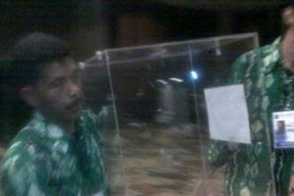 Panitia Muktamar PPP membawa kotak suara pemilihan untuk Ketua Umum Partai di Hotel Panghegar, Selasa (5/7/2011).