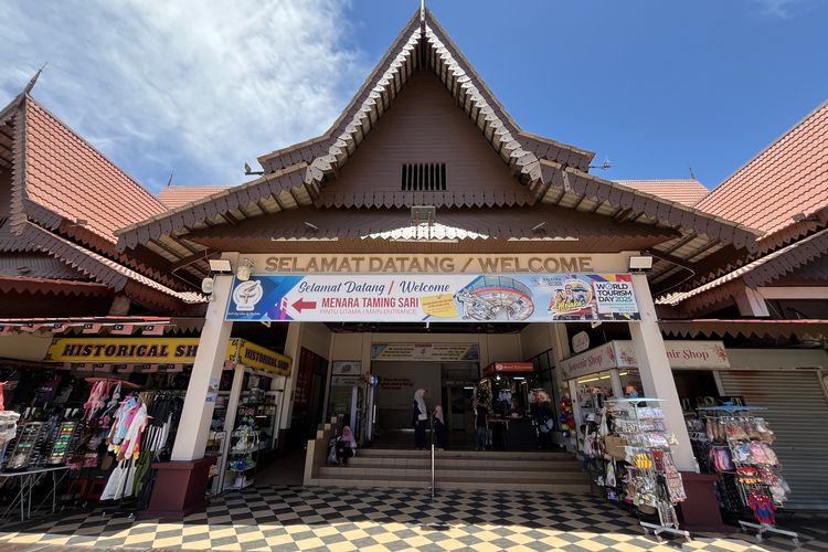 Pintu masuk menuju loket tiket Menara Taming Sari, Melaka, Sabtu (4/10/2025). 