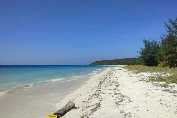 Pantai Laing Lewe, Pantai pasir putih terpanjang di Kabupaten Manggarai Timur, NTT yang terletak di Desa Satarpadut, Kecamatan Lambaleda Utara (LAUT), Jumat, (29/7/2022). (KOMPAS.com/MARKUS MAKUR)