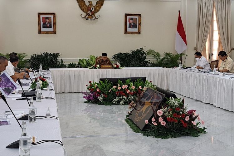 Wakil Presiden Ma'ruf Amin memimpin rapat membahas kondisi Papua terkini di Istana Wakil Presiden, Jakarta, Rabu (26/4/2023). Turut hadir Panglima TNI Laksamana Yudo Margono dan Kapolri Jenderal Listyo Sigit Prabowo