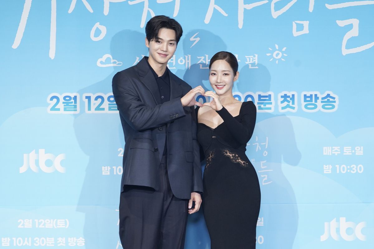 Aktor Song Kang dan aktris Park Min Young saat koferensi pers drama Forecasting Love and Weather, Jumat (11/2/2022).