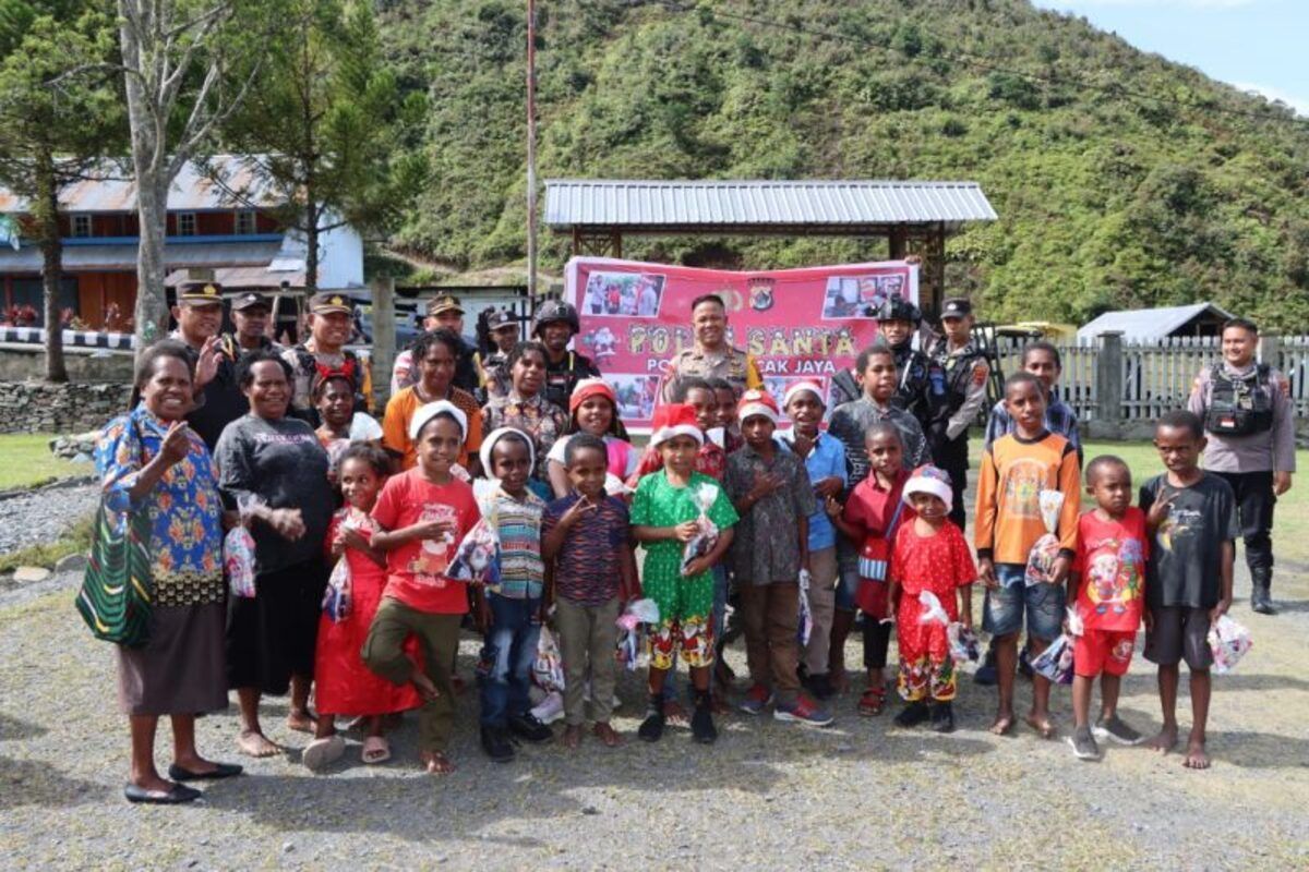 Bahagianya Anak-anak di Puncak Jaya Saat Terima Bingkisan Natal