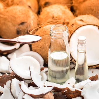 Ilustrasi minyak kelapa murni atau virgin coconut oil (VCO). 