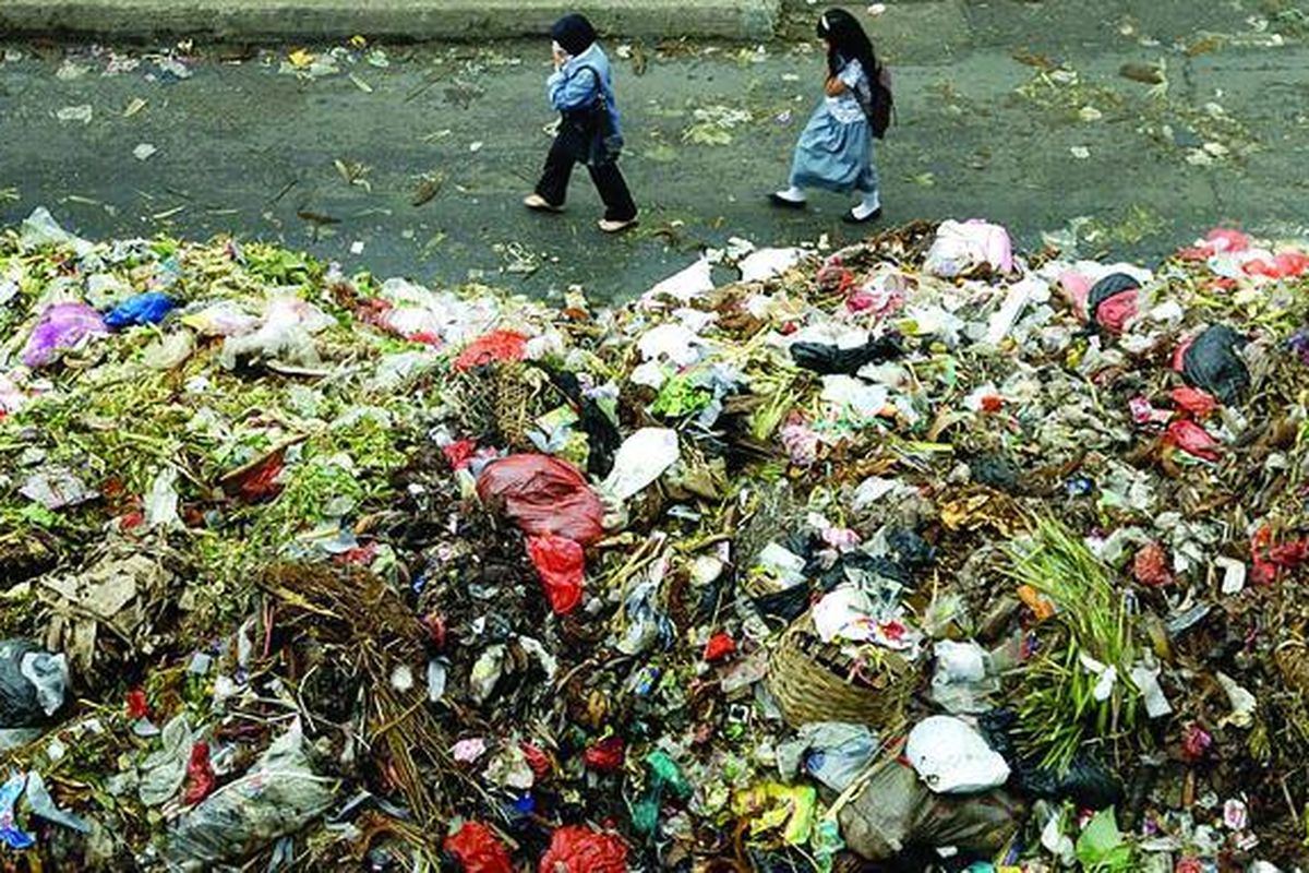 Problem sampah menjadi salah satu pekerjaan rumah bagi Kota Tangerang Selatan, selain ketiadaan tata ruang dan pengaturan pertumbuhan perumahan. Perlu kerja keras dan terpadu dengan banyak pihak untuk menuntaskan persoalan besar dan mendasar. 