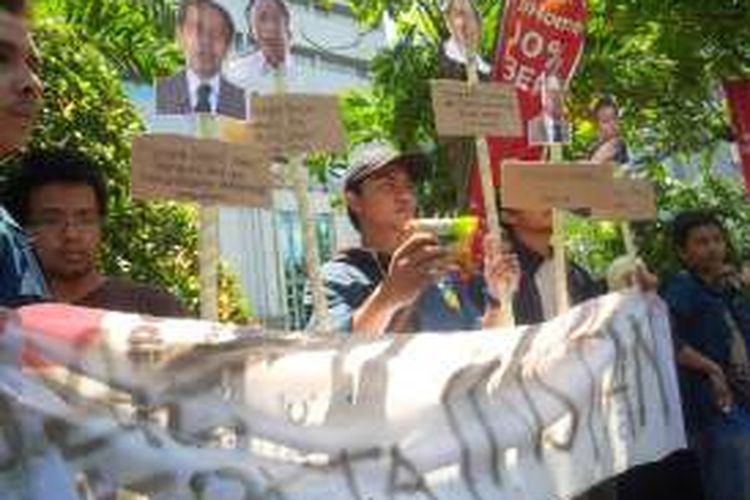 Sekelompok mahasiswa Institut Teknologi Bandung (ITB) dan warga yang menamakan dirinya Sunda Pergerakan berunjukrasa menolak pembangunan instan kereta cepat Jakarta Bandung. 