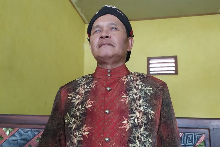Ki Suwandi Abdi Carito di rumahnya Desa Kalikidang, Kecamatan Sokaraja, Kabupaten Banyumas, Jawa Tengah, Kamis (1/9/2022).