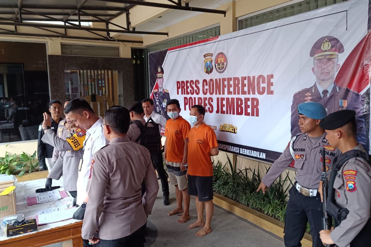 Dua pegawai honorer dispendukcapil Jember ditangkap polisi pada Senin (29/1/2024). Keduanya mencuri alat perekam e-KTP.