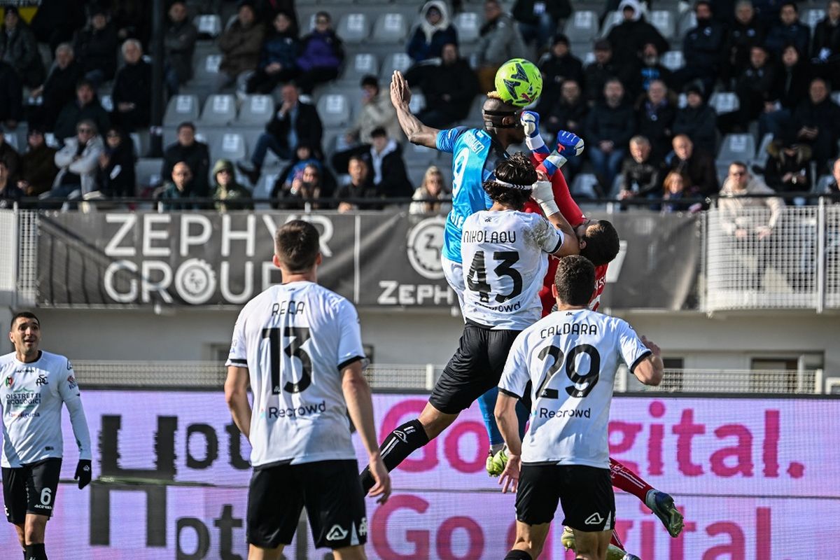 Penyerang Napoli melompat untuk menjangkau bola yang kemudian berbuah gol bagi timnya dalam laga lanjutan Liga Italia 2022-2023 kontra Spezia di Stadion Alberto-Picco, 5 Februari 2023.