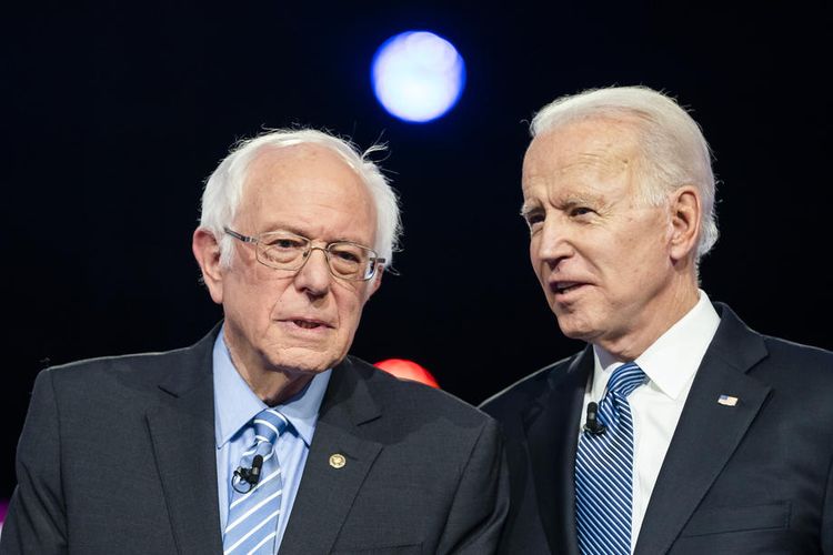 Kandidat presiden dari Partai Demokrat, Bernie Sanders (kiri) dan Joe Biden (kanan) dalam debat ke-10 di Gaillard Center, Charleston, South Carolina, Amerika Serikat (25/2/2020).