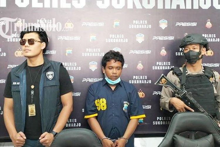 Nanang Trihartanto, pelaku pembunuhan siswi SMP yang ditemukan tewas ditusuk di Sukoharjo, ketika dihadirkan dalam jumpa pers.