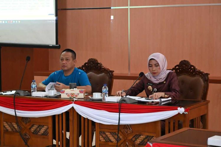 Bupati Kebumen Arif Sugiyanto dan Wakil Bupati Ristawati Purwaningsih saat rapat terbatas dengan dinas terkait, Selasa (6/9/2022).