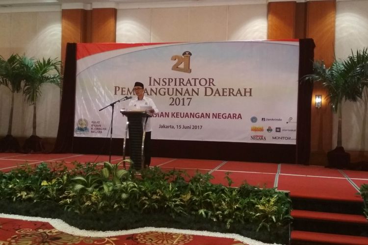 Direktur Eksekutif Pusat Kajian Keuangan Negara, Prasetyo, membuka acara pemberian penghargaan ke 21 Kepala Daerah, di Jakarta, Kamis (15/6/2017).