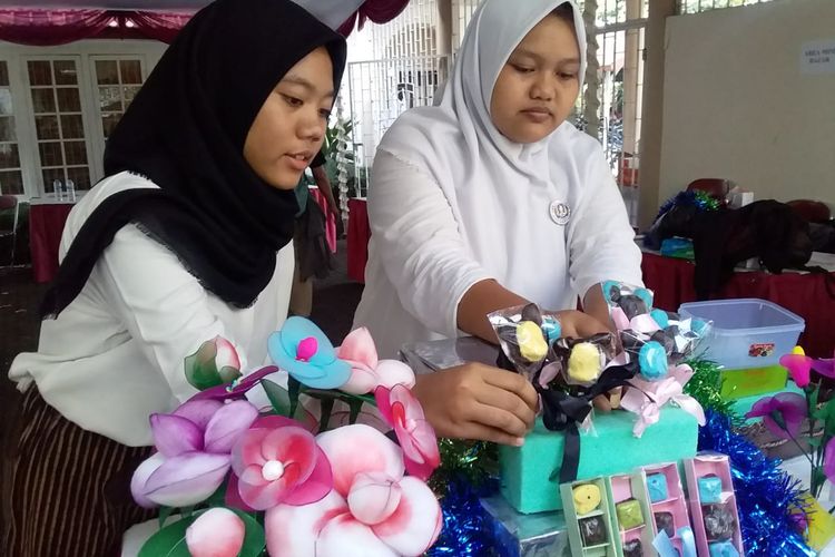 SMK Teuku Umar Semarang, Jawa Tengah Seftiana Putri (16) dan Dela Anggi (17) telah menciptakan inovasi dalam memanfaatkan sisa biji durian yang kemudian diolah lagi menjadi isian cokelat.