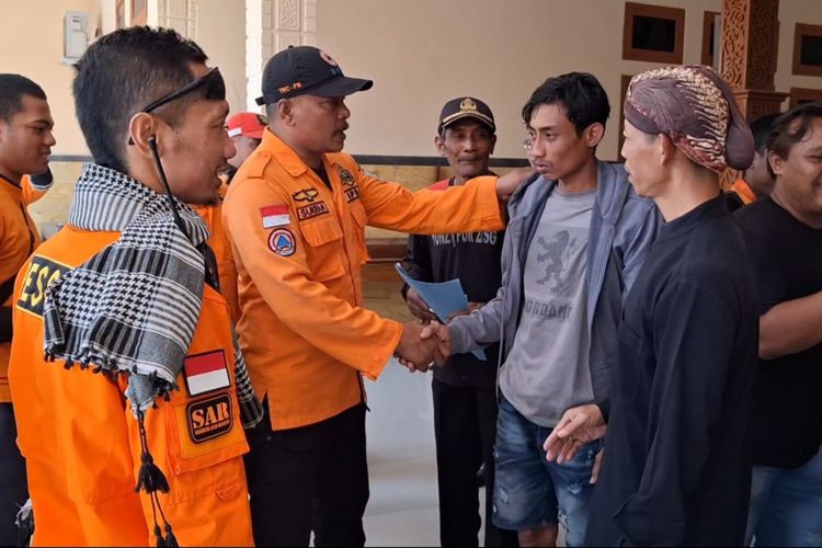 #---Serah terima antara tim pencarian dengan pihak keluarga, setelah korban yang dilaporkan hilang ditemukan selamat di aliran Sungai Brantas wilayah Kabupaten Tulungagung Jawa Timur, Rabu (06/08/2025)---#
