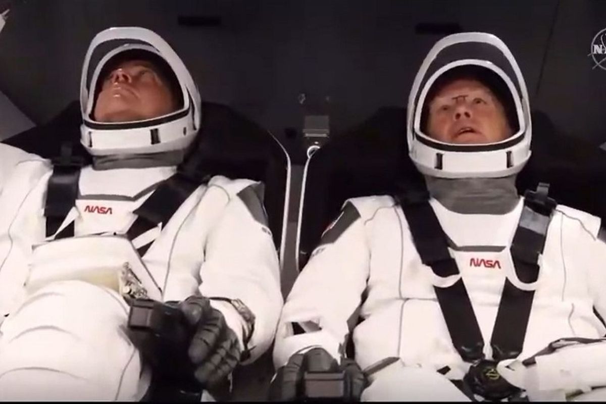 Foto diambil dari tangkapan layan NASA TV. Astronot Bob Behnken (kiri) dan Doug Hurley (kanan) berada di kapsul Crew Dragon, SpaceX, di Kennedy Space Center, Florida sebelum peluncuran mereka ke ISS, Sabtu (30/5/2020). 